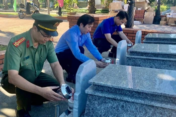 Lắp đặt đèn năng lượng mặt trời tại các phần mộ liệt sĩ.