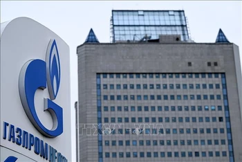Biểu tượng Tập đoàn năng lượng Gazprom tại trạm xăng ở Moskva, Nga. (Ảnh: AFP/TTXVN)
