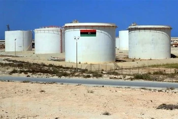 Bể chứa tại cơ sở khai thác dầu Brega, cách thành phố Benghazi của Libya 270km về phía Tây. (Ảnh: AFP/TTXVN) 
