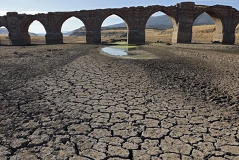 Cảnh khô hạn trên sông Guadiana, đoạn chảy qua Villarta de los Montes thuộc vùng Extremadura, Tây Ban Nha, ngày 16/8/2022. (Ảnh: AFP/TTXVN)