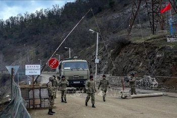 Binh sĩ Azerbaijan tuần tra tại trạm kiểm soát ở thị trấn Shusha, sau cuộc xung đột với binh sĩ Armenia tại khu vực tranh chấp Nagorno-Karabakh, ngày 26/11/2020. (Ảnh tư liệu: AFP/TTXVN)