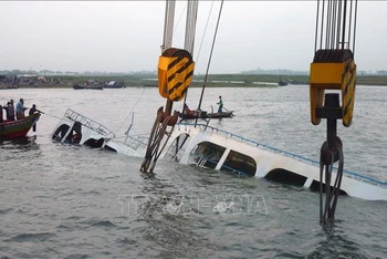 Lực lượng cứu hộ trục vớt phà chìm trên sông Meghna ở huyện Munshiganj, cách thủ đô Dhaka, Bangladesh khoảng 50km về phía nam. (Ảnh tư liệu: AFP/TTXVN)