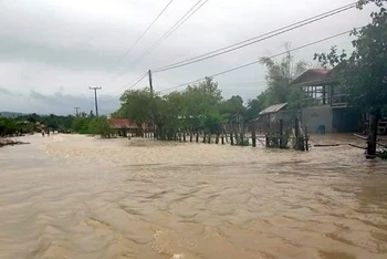 Tại huyện Sanxay, tỉnh Attapeu, nhiều khu vực bị ngập sâu trong nước, khiến nhiều nhà dân bị cô lập. (Ảnh: Báo laoedaily)