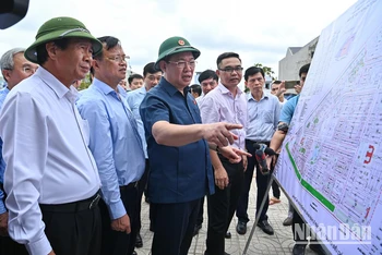 Chủ tịch Quốc hội Vương Đình Huệ và đoàn công tác xem bản đồ quy hoạch khu tái định cư sân bay Long Thành. (Ảnh: DUY LINH)