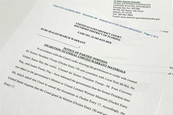 Các tài liệu do FBI thu giữ được tại tư dinh của cựu Tổng thống Donald Trump ở Palm Beach, Florida, ngày 18/8/2022. Ảnh: AP/TTXVN