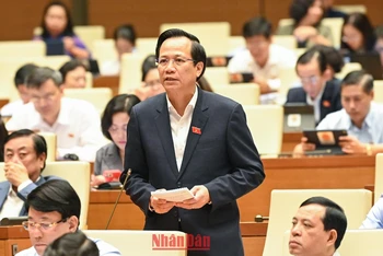 Bộ trưởng Lao động-Thương binh và Xã hội Đào Ngọc Dung phát biểu giải trình. (Ảnh: DUY LINH)
