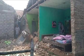 Một ngôi nhà bị hư hại sau trận động đất ở thị trấn Cianjur thuộc tỉnh Tây Java, Indonesia ngày 21/11/2022. (Ảnh: THX/TTXVN)