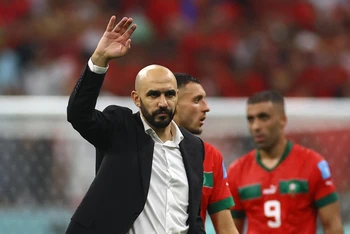 Huấn luyện viên Walid Regragui tri ân người hâm mộ tới sân cổ vũ đội tuyển Maroc sau trận bán kết. (Ảnh: Reuters)