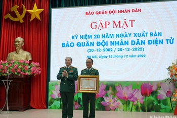 Báo Quân đội nhân dân điện tử vinh dự đón nhận Bằng khen của Thủ tướng Chính phủ nhân kỷ niệm 20 năm ngày xuất bản. (Ảnh: TRUNG HƯNG)
