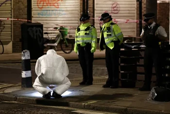 Nhân viên pháp y làm việc tại hiện trường vụ nổ súng. (Ảnh: Reuters)