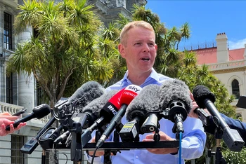 Ông Chris Hipkins phát biểu với báo giới bên ngoài tòa nhà Quốc hội New Zealand ở Wellington, New Zealand, ngày 21/1/2023. (Ảnh: Reuters)