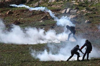 Người biểu tình Palestine xung đột với binh sĩ Israel tại làng Beit Dajan, khu Bờ Tây ngày 17/2/2023. (Ảnh: THX/TTXVN)