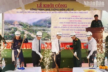Lãnh đạo Quân khu 4 và tỉnh Thừa Thiên Huế làm lễ khởi công Nhà tưởng niệm liệt sĩ ở tiểu khu 67, xã Phong Xuân (huyện Phong Điền).