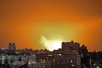 Khói lửa chói lòa sau vụ không kích của Israel xuống Dải Gaza ngày 10/5/2021. (Ảnh: AFP/TTXVN)