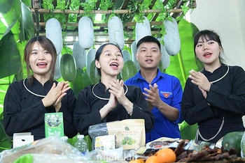Đoàn viên, thanh niên Bắc Kạn với các sản phẩm OCOP trên địa bàn.