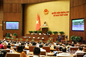 Quốc hội biểu quyết thông qua Luật Phòng thủ dân sự. (Ảnh: DUY LINH)