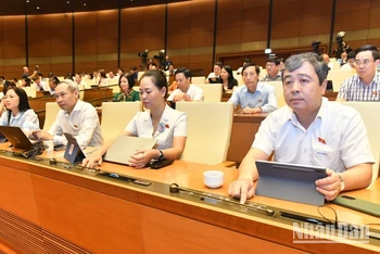 Các đại biểu Quốc hội biểu quyết thông qua Luật Giao dịch điện tử (sửa đổi). (Ảnh: ĐĂNG KHOA)