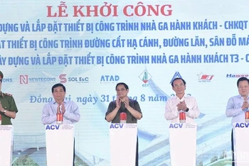 Thủ tướng Phạm Minh Chính và các đồng chí lãnh đạo thực hiện nghi thức khởi công 3 dự án. 