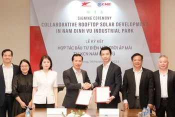 Đại diện Tập đoàn Sao Đỏ và Công ty CME Solar ký kết thỏa thuận hợp tác để triển khai hệ thống điện mặt trời áp mái tại Khu công nghiệp Nam Đình Vũ, Hải Phòng.