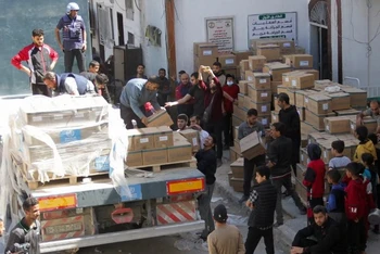 Bốc dỡ hàng viện trợ y tế ở phía bắc dải Gaza. (Ảnh: Reuters)