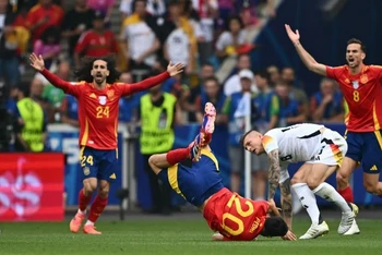 Tiền vệ Pedri dính chấn thương sau pha truy cản quyết liệt của Toni Kroos. (Ảnh: Getty Images)