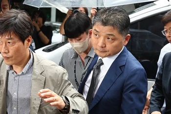 Tỷ phú Kim Beom-soo Kim đến phòng xử án để dự phiên điều trần tại Tòa án quận Nam Seoul ở Yangcheon-gu, Seoul, chiều 22/7/2024. (Ảnh: Yonhap)