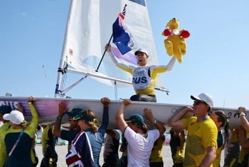 Vận động viên Matt Wearn của Australia ăn mừng sau khi giành HCV ở môn đua thuyền buồm tại Olympic Paris 2024, Marseille, Pháp, ngày 7/8/2024. (Ảnh: Reuters) 