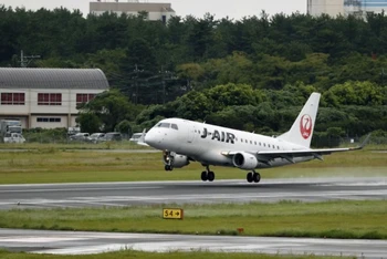 Một chiếc máy bay rời sân bay Miyazaki vào ngày 3/10/2024, khi sân bay hoạt động trở lại một ngày sau khi một quả bom từ Chiến tranh Thế giới thứ 2 phát nổ trên đường lăn. (Ảnh: Kyodo)