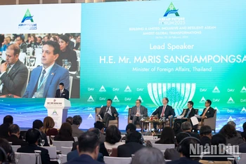 Quang cảnh Phiên toàn thể thứ nhất với chủ đề “Các xu hướng lớn tác động tới ASEAN và thế giới đến năm 2035” trong khuôn khổ Diễn đàn Tương lai ASEAN 2025. (Ảnh: SƠN TÙNG) 