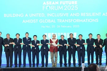 Thủ tướng Phạm Minh Chính cùng các đại biểu tham dự Diễn đàn Tương lai ASEAN 2025, được tổ chức từ ngày 25-26/2/2025 tại Thủ đô Hà Nội. (Ảnh: TRẦN HẢI) 