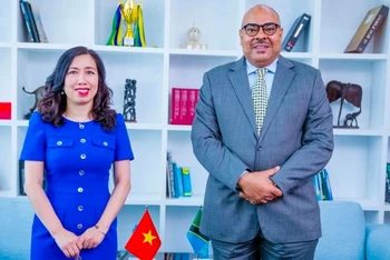 Thứ trưởng Ngoại giao Lê Thị Thu Hằng và Bộ trưởng Ngoại giao và Hợp tác Cộng hòa thống nhất Tanzania Mahmoud Thabit Kombo.