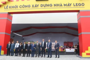 Nhiều tập đoàn lớn của Bắc Âu đã và đang đầu tư mạnh mẽ vào Việt Nam, trong đó có Lego. Trong ảnh, lễ khởi công xây dựng nhà máy Lego với tổng vốn đầu tư hơn 1,3 tỷ USD tại tỉnh Bình Dương. (Ảnh: TTXVN)