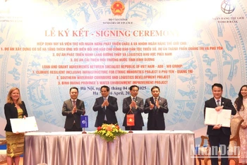 Thủ tướng Phạm Minh Chính chứng kiến lễ ký kết các hiệp định vay và viện trợ giữa Việt Nam với Ngân hàng Thế giới (WB) cho các Dự án cải thiện môi trường nước tỉnh Bình Dương và phát triển hành lang lang đường thủy và logistics phía nam. (Ảnh: TRẦN HẢI)