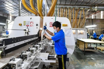 Bên cạnh việc chủ động thích ứng trước chính sách thuế đối ứng của Hoa Kỳ, các hiệp hội và doanh nghiệp cũng kiến nghị cần cân nhắc kỹ lưỡng các chính sách thuế, trong đó có thuế tiêu thụ đặc biệt để không cản trở động lực tăng trưởng kinh tế. (Ảnh minh họa: THÀNH ĐẠT) 