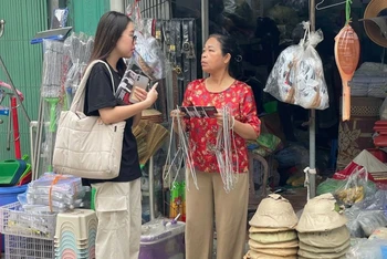 Các tình nguyện viên phát tờ rơi mang thông điệp bảo vệ gấu tới người dân Phúc Thọ. (Ảnh: ENV)