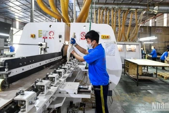 Động thái thuế quan từ Hoa Kỳ đang tạo ra không ít sức ép cho các ngành xuất khẩu chủ lực của Việt Nam. (Ảnh minh họa: THÀNH ĐẠT)