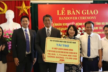 Quang cảnh lễ bàn giao thiết bị tại Bệnh viện Mắt tỉnh Hà Nam. (Ảnh: Đại sứ quán Nhật Bản tại Việt Nam cung cấp)