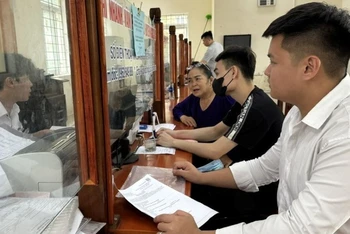 Người dân thực hiện các thủ tục hành chính. (Ảnh minh họa: TTXVN)