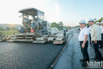 Thi công thảm bê-tông nhựa trên tuyến cao tốc bắc-nam. (Ảnh minh họa: TRANG LIÊN)