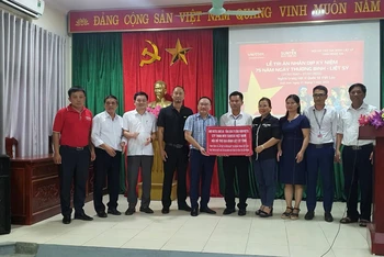 Đại diện Công ty Suntek Việt Nam, Tổng Công ty Công trình Viettel trao quà cho các gia đình có công huyện Anh Sơn (Nghệ An).