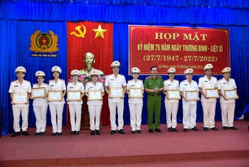 Ban giám đốc Công an tỉnh Cà Mau tặng Giấy khen cho tập thể, cá nhân có thành tích xuất sắc trong công tác chăm sóc thương binh, gia đình liệt sĩ.
