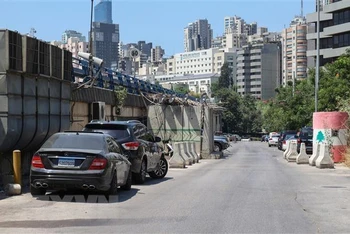 Tuyến đường dẫn vào nhà tù ở khu ngoại ô Adlieh, gần thủ đô Beirut, sau vụ vượt ngục của hơn 30 tù nhân ngày 7/8/2022. (Ảnh: AFP/TTXVN)