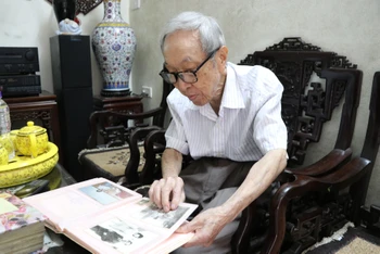 Mặc dù đã 77 năm qua đi, nhưng những ký ức về Tháng Tám lịch sử vẫn còn vẹn nguyên trong tâm trí người chiến sĩ thành Hoàng Diệu Lê Đức Vân. (Ảnh: Sơn Bách)
