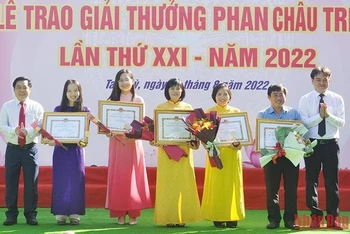 Lãnh đạo thành phố tuyên dương các cá nhân đạt học vị tiến sĩ, thạc sĩ.