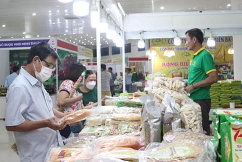 Khách tham quan, mua sắm tại hội chợ.