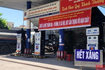 Một cây xăng trên đường Phạm Văn Đồng treo biển hết hàng từ sáng 11/10.