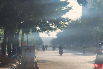 Mặc dù nắng lên, nhưng tại khu vực quận Tây Hồ vẫn xuất hiện mù. (Ảnh: Sơn Bách)