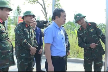 Đồng chí Ngô Đông Hải, Ủy viên Trung ương Đảng, Bí thư Tỉnh ủy Thái Bình, Trưởng ban Chỉ đạo diễn tập khu vực phòng thủ tỉnh Thái Bình (thứ 2 từ phải qua) kiểm tra tiến độ thi công các công trình phục vụ diễn tập.