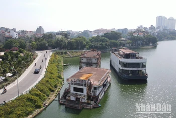 [Ảnh] Những ngày cuối cùng của du thuyền hồ Tây