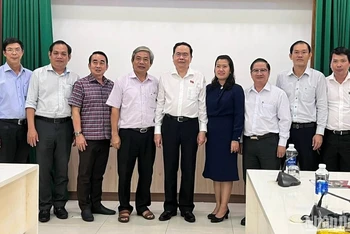 Đồng chí Trần Thanh Mẫn chụp ảnh lưu niệm với các cán bộ Vườn ươm.